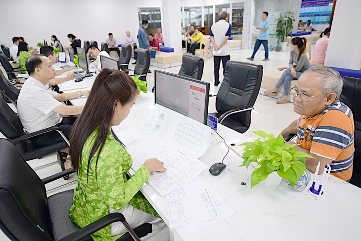 Bất cập Luật Đất đai 2024: Cần sửa đổi để ‘giảm đau’ cho dân và doanh nghiệp
または
Sửa Luật Đất đai: Giảm gánh nặng cho người dân và doanh nghiệp Người dân làm thủ tục nhà đất tại Trung tâm phục vụ hành chính công phường Xuân Hòa, TP.HCM - Ảnh: Q.ĐỊNH