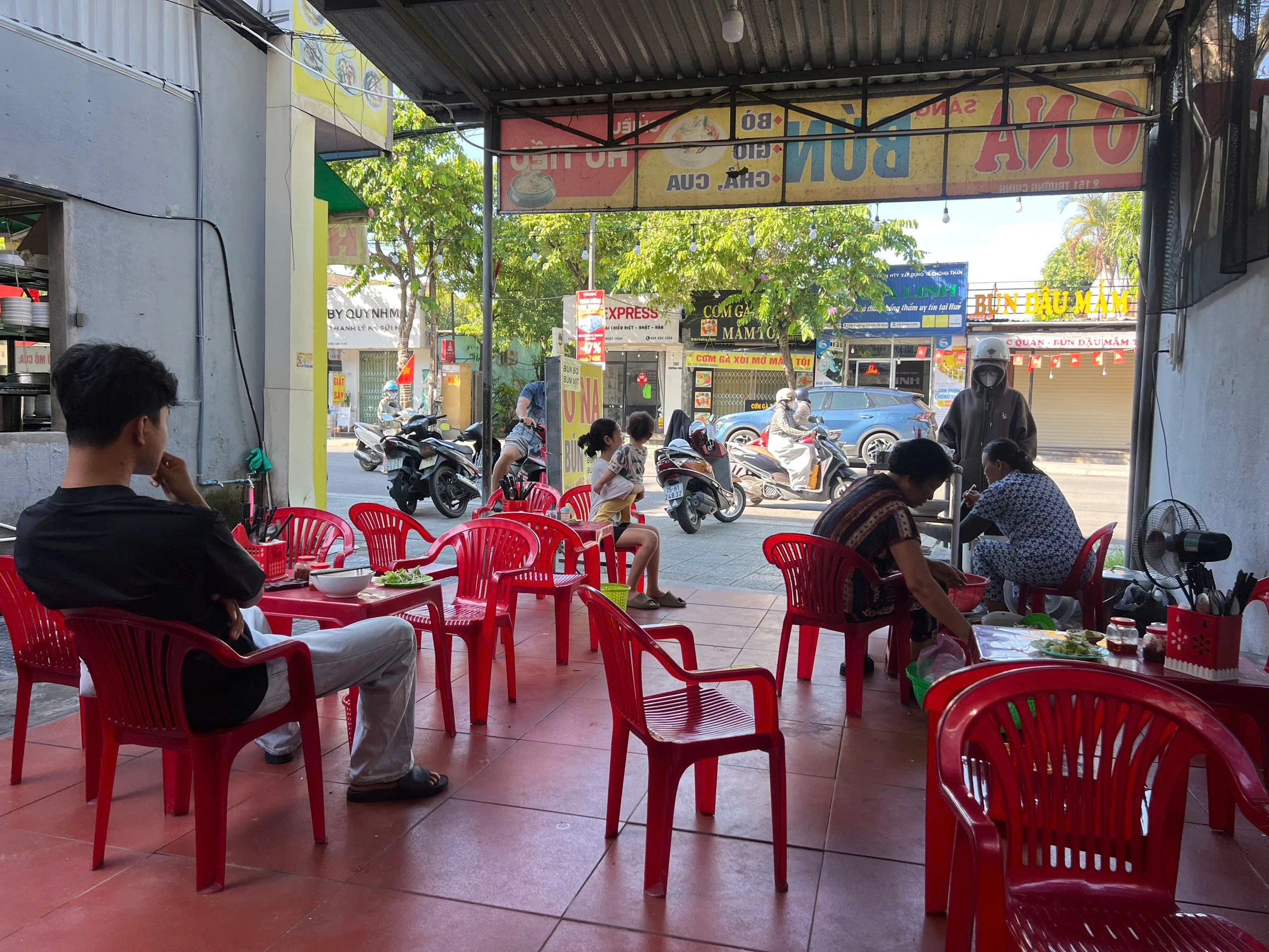 Bún bò Huế ‘né’ thịt lợn để giữ khách Sự thay đổi này đã khiến nhiều thực khách an tâm khi lựa chọn bún bò để ăn sáng