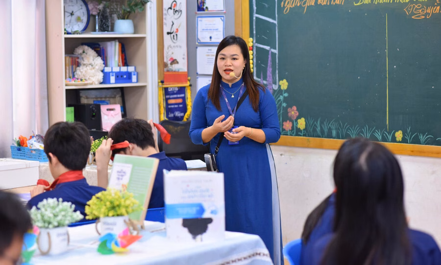 Cô trò Trường Tiểu học Trần Hưng Đạo (Ea Kar, Đắk Lắk). Ảnh: NTCC