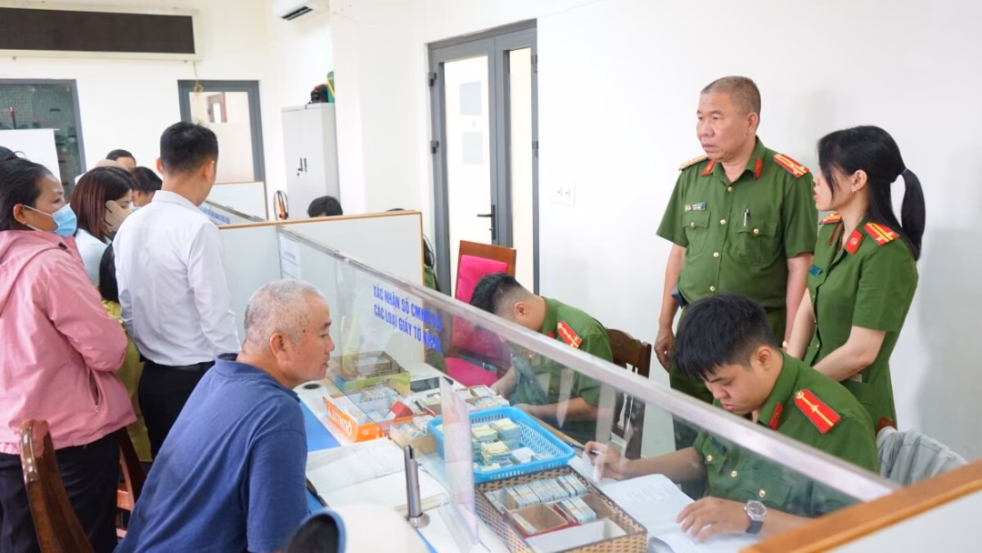 Cảnh báo thủ đoạn lừa đảo qua ứng dụng VNeID, người dân cần cẩn thận Người dân đến Phòng Cảnh sát QLHC về TTXH- Công an TP Đà Nẵng làm hồ sơ Căn cước.