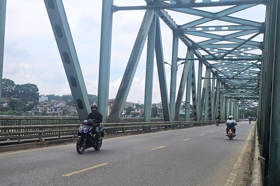 Cầu Yên Bái được đầu tư 22 tỉ đồng nâng cấp sau nhiều năm hư hỏng Hiện cây cầu đang hạn chế chiều cao 2,2m, cấm tất cả xe ôtô tải và ôtô trên 7 chỗ ngồi qua lại. Ảnh: Văn Đức