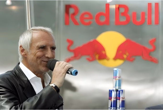 Chủ sở hữu Red Bull Dietrich Mateschitz (phải) chúc mừng tay đua Công thức 1 của Red Bull Sebastian Vettel người Đức giành chức vô địch và Giải Grand Prix Abu Dhabi tại đường đua Yas Marina 14/11/2010. Ảnh: REUTERS
