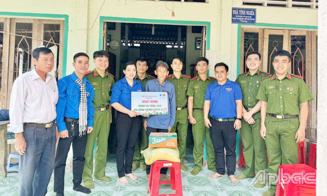 Chiến dịch Thanh niên tình nguyện hè năm 2022 Sinh viên tình nguyện của Trường Đại học Tài nguyên và Môi trường TP. Hồ Chí Minh ra quân thực hiện phát quang, dọn vệ sinh tuyến đê biển trên địa bàn xã Gia Thuận.