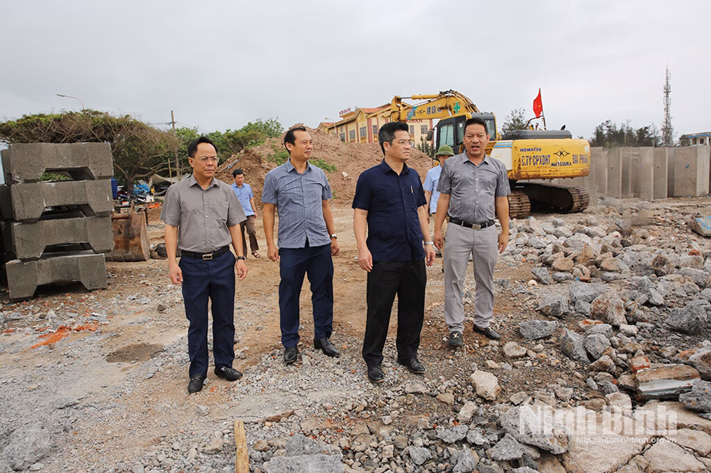 Thực hiện hướng dẫn của chính quyền địa phương, người dân nuôi cá trên sông Hồng tích cực gia cố lồng bè, bảo đảm an toàn khi bão, nước lũ dâng cao, hạn chế thấp nhất thiệt hại.