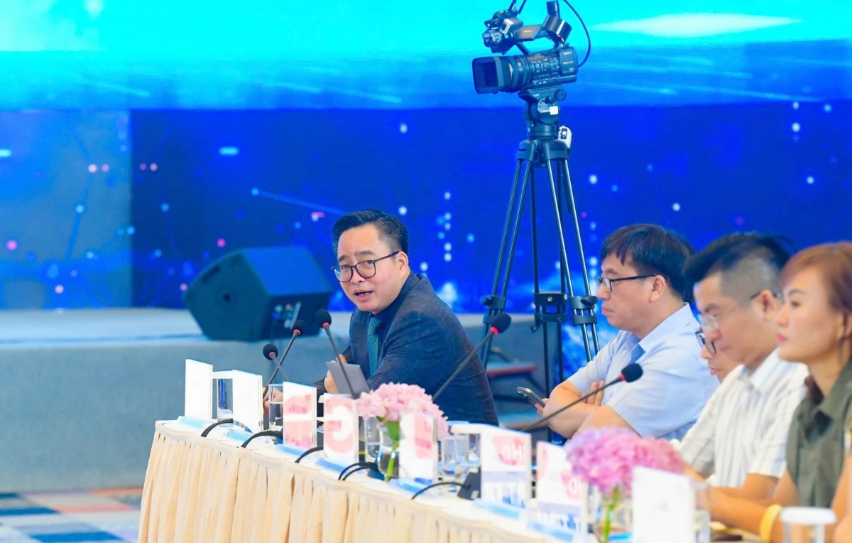 Phó Tổng Giám đốc VOV Phạm Mạnh Hùng trao đổi cùng các diễn giả, các chuyên gia, học giả các vấn đề của chuyển đổi số khu vực công.