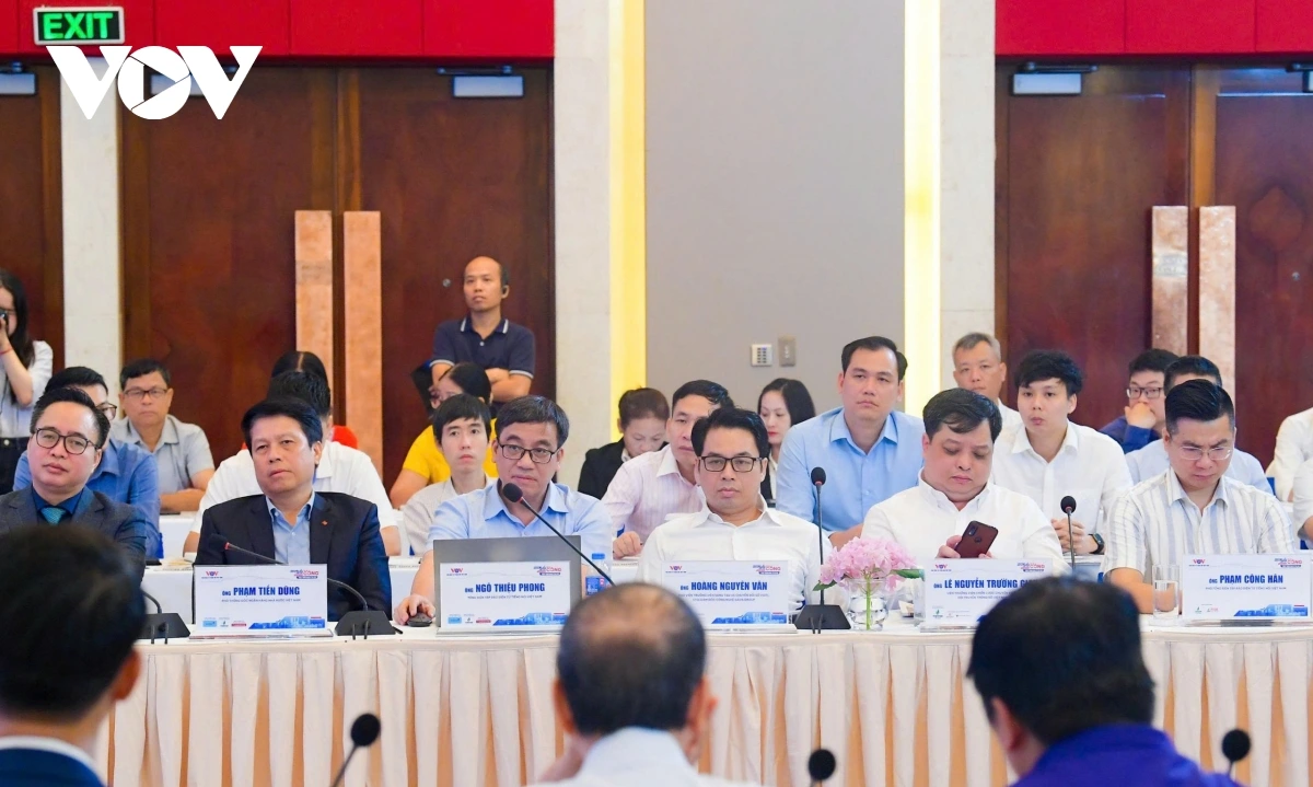 Các đại biểu dự diễn đàn.