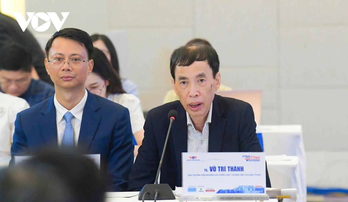 Chuyển đổi số – Nền nông nghiệp đổi mới từ những công nghệ hiện đại TS Võ Trí Thành trao đổi cùng các chuyên gia, các đại biểu tham dự diễn đàn.