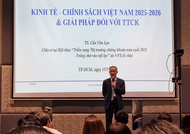 Ông Nguyễn Minh Hoàng chia sẻ tại hội thảo - Ảnh: Huy Khải