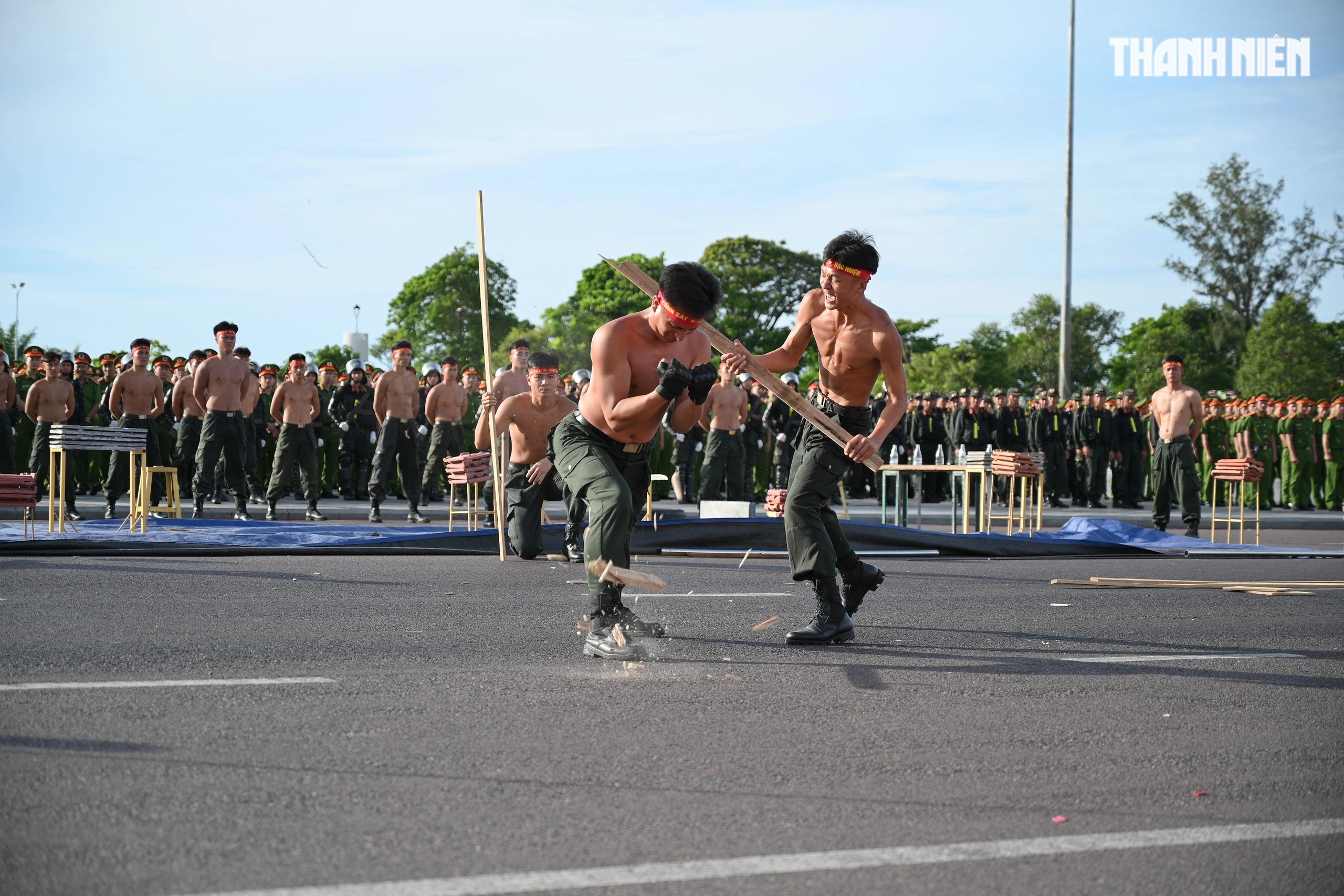 Công an Gia Lai ra quân tấn công, trấn áp tội phạm bảo vệ các dịp lễ Mãn nhãn với màn biểu diễn võ thuật trong lễ ra quân của Công an tỉnh Gia Lai- Ảnh 9.