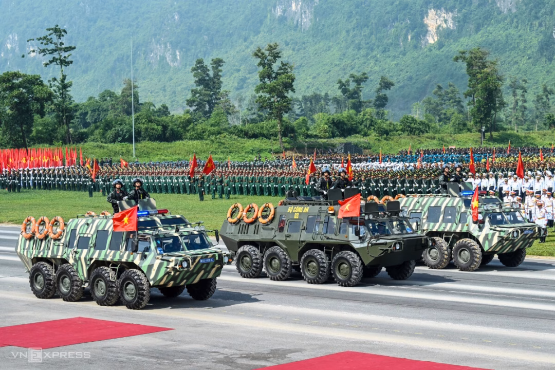 Công an trưng bày dàn xe đặc chủng tại lễ kỷ niệm ở Miếu Môn Một số loại được trang bị hệ thống tự động gồm vòi phun nước áp lực lớn, tích hợp hệ thống trộn chất cay, phun sơn đánh dấu đối tượng…