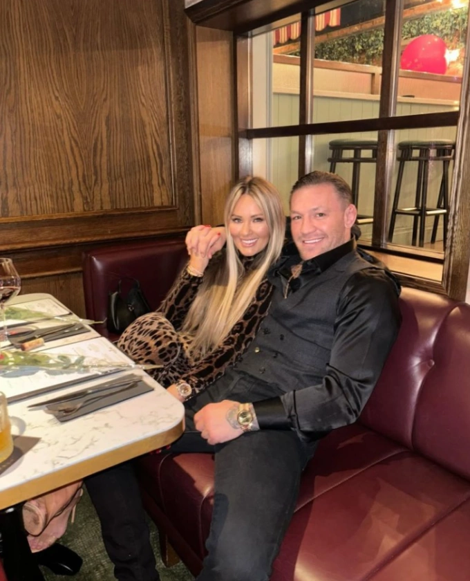 Conor McGregor bị tố quấy rối tình dục khi đón sinh hoạt tuổi 37 Dee Devlin đăng ảnh hạnh phúc bên Conor McGregor lên Instagram.