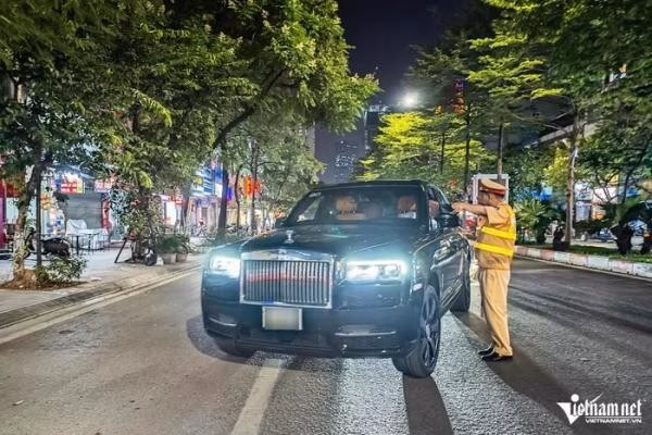 CSGT hóa trang phát hiện tài xế say xỉn vẫn lái xe ở Hà Nội