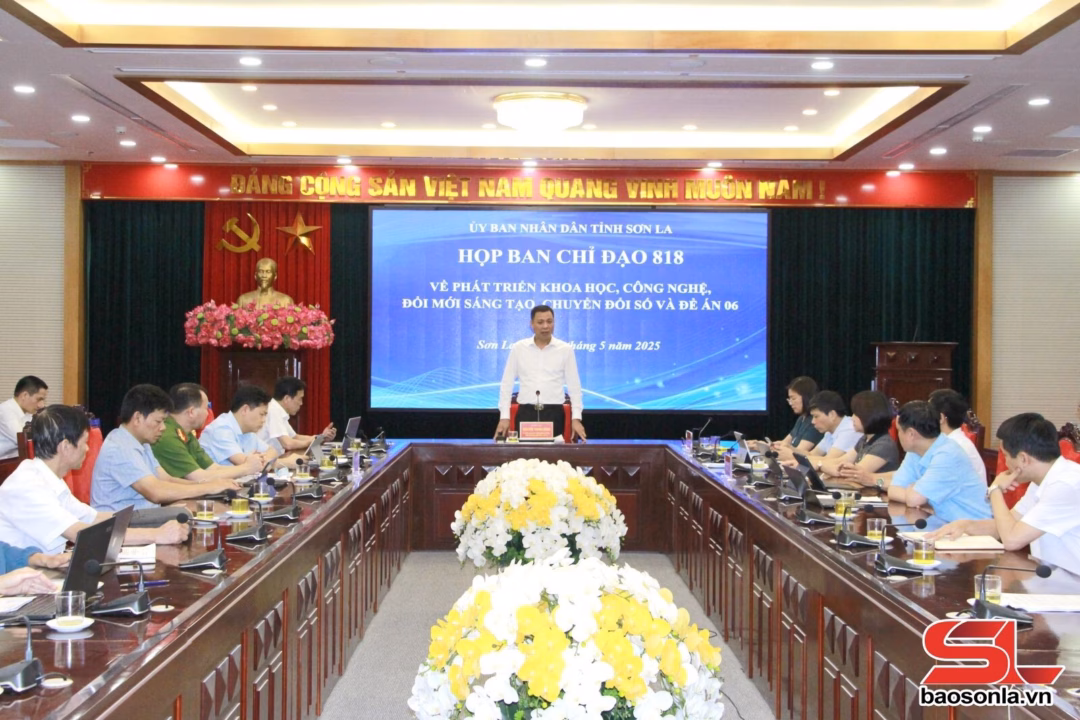 Phòng Cảnh sát Quản lý hành chính về trật tự xã hội, Công an tỉnh, thực hiện quy trình cấp căn cước cho công dân.