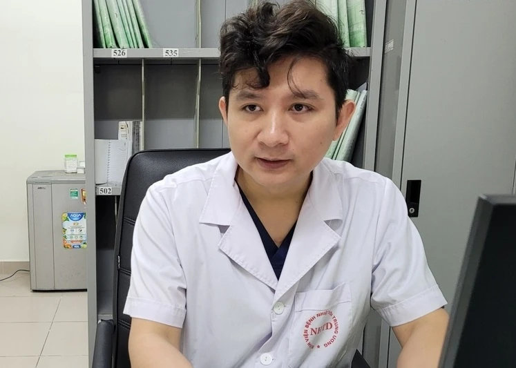 Bác sĩ Lê Văn Thiệu, khoa Nhiễm khuẩn Tổng hợp, Bệnh viện Bệnh Nhiệt đới Trung ương. Ảnh: BSCC.