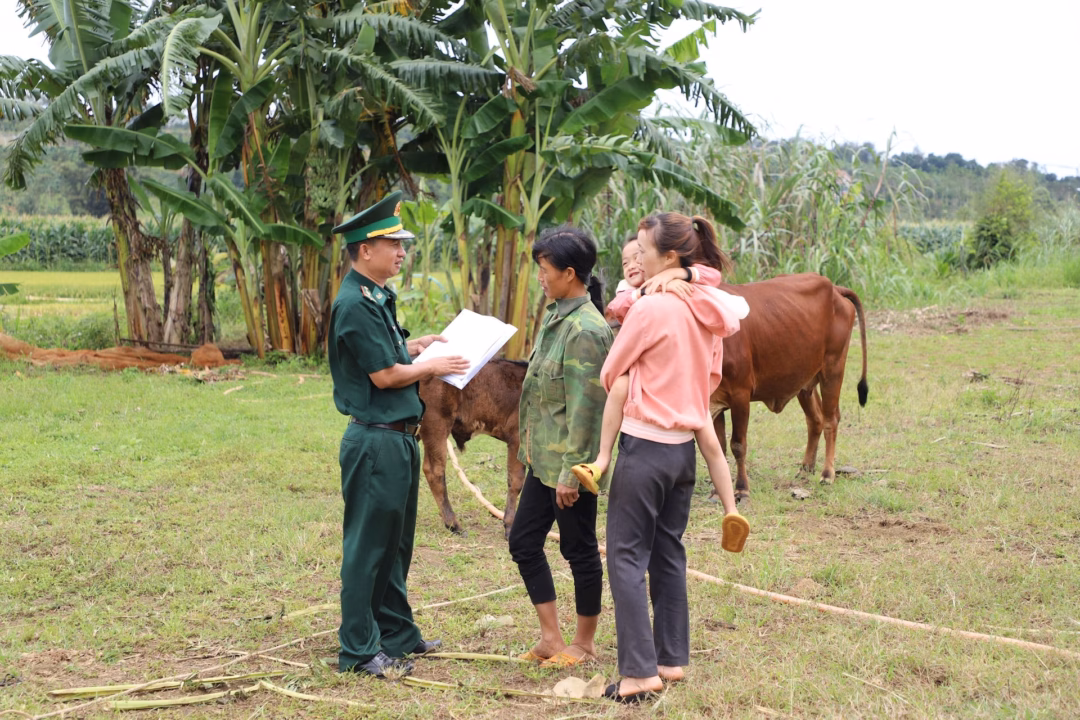 Cán bộ, chiến sĩ BĐBP thường xuyên tuyên truyền phòng, chống bệnh tật cho gia súc, gia cầm, nhằm nâng cao nhận thức của người dân về các biện pháp bảo vệ sức khỏe cho vật nuôi (Ảnh: Hoài Nam).