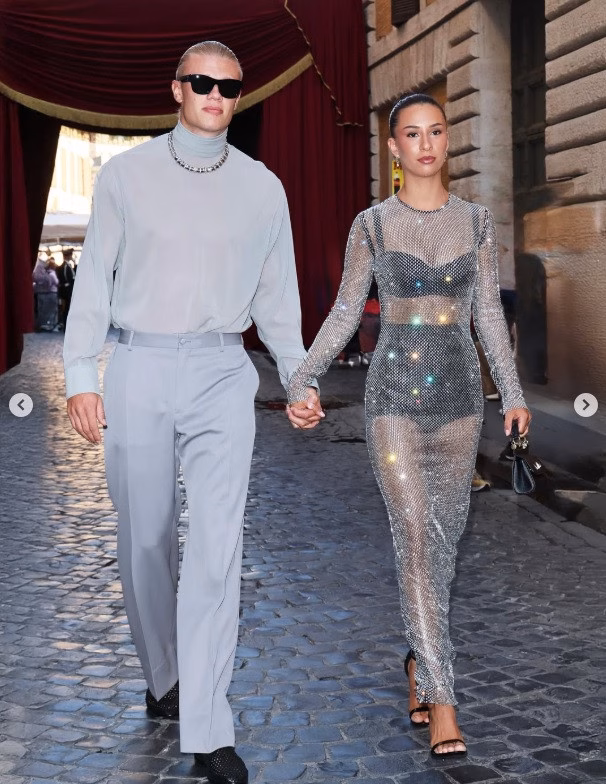 Erling Haaland cùng bạn gái xuất hiện phong cách tại show thời trang Dolce & Gabbana Cặp đôi xuất hiện đầy ấn tượng. Ảnh: Insta E.H