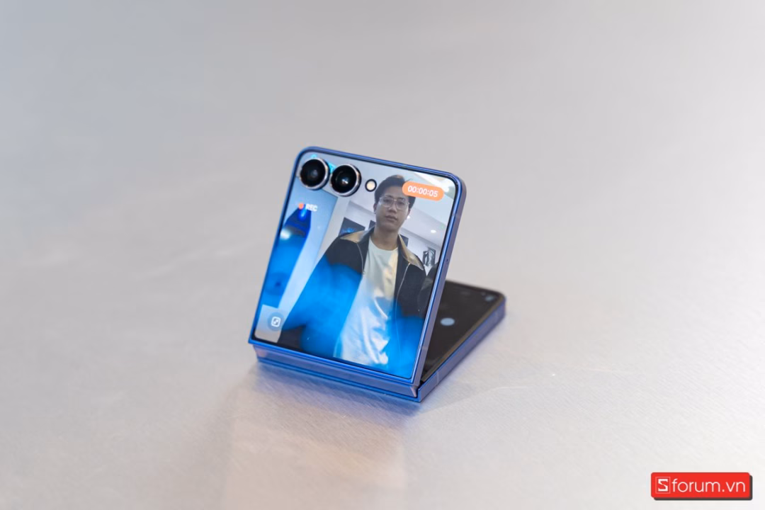 Galaxy Z Flip7 tích hợp tính năng Auto Zoom hỗ trợ quay và chụp ảnh chuyên nghiệp Cách dùng Auto Zoom bắt trọn khoảnh khắc trên Galaxy Z Flip 7 hình 1