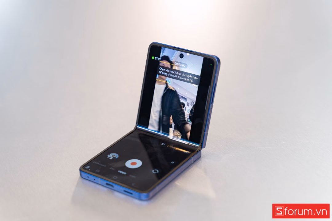 Galaxy Z Flip7 tích hợp tính năng Auto Zoom hỗ trợ quay và chụp ảnh chuyên nghiệp Gập Z Flip 7 một góc khoảng 90 độ