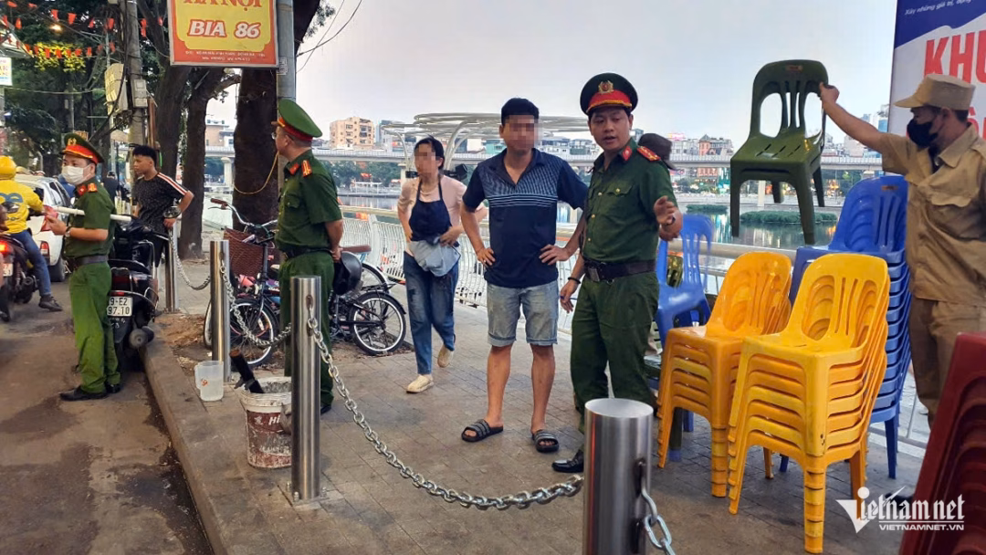 Hà Nội: Đột xuất kiểm tra, xử phạt hàng loạt vi phạm trật tự đô thị ở hồ Đống Đa Lực lượng chức năng ra quân xử lý tình trạng vi phạm, lấn chiếm vỉa hè khu vực hồ Đống Đa.