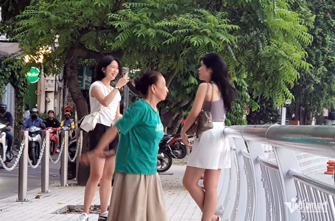 Hà Nội: Đột xuất kiểm tra, xử phạt hàng loạt vi phạm trật tự đô thị ở hồ Đống Đa Công an lập biên bản xử phạt hành chính đối với một số trường hợp vi phạm.