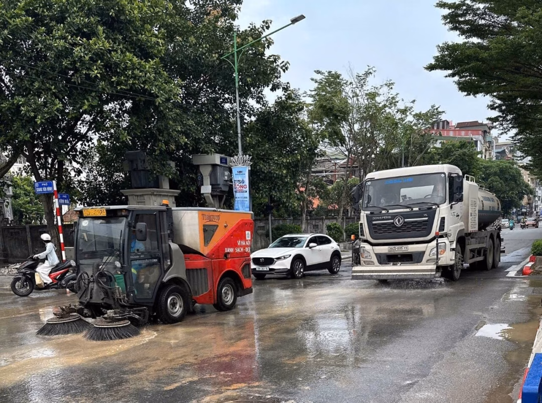 Từ 19h30, các xe thu gom rác của Công ty URENCO đi thu rác trên các tuyến phố ở Hà Nội. Ảnh: Hoàng Hiệp.