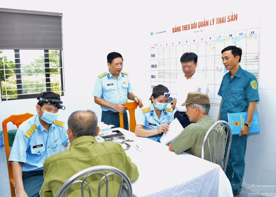 Hà Nội tổ chức khám bệnh, cấp thuốc cho người dân có công
Lãnh đạo Viện Y học Phòng không-Không quân tặng quà cho đối tượng chính sách tiêu biểu xã Hưng Đạo.