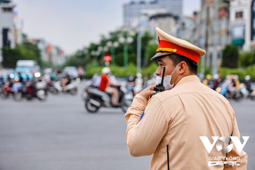 Hà Nội triển khai hệ thống camera AI xử phạt tự động để giảm tai nạn giao thông Các chuyên gia và người đi đường ủng hộ nồng nhiệt việc CSGT không đứng đường xử phạt, chỉ chủ yếu hướng dẫn phân luồng giao thông.