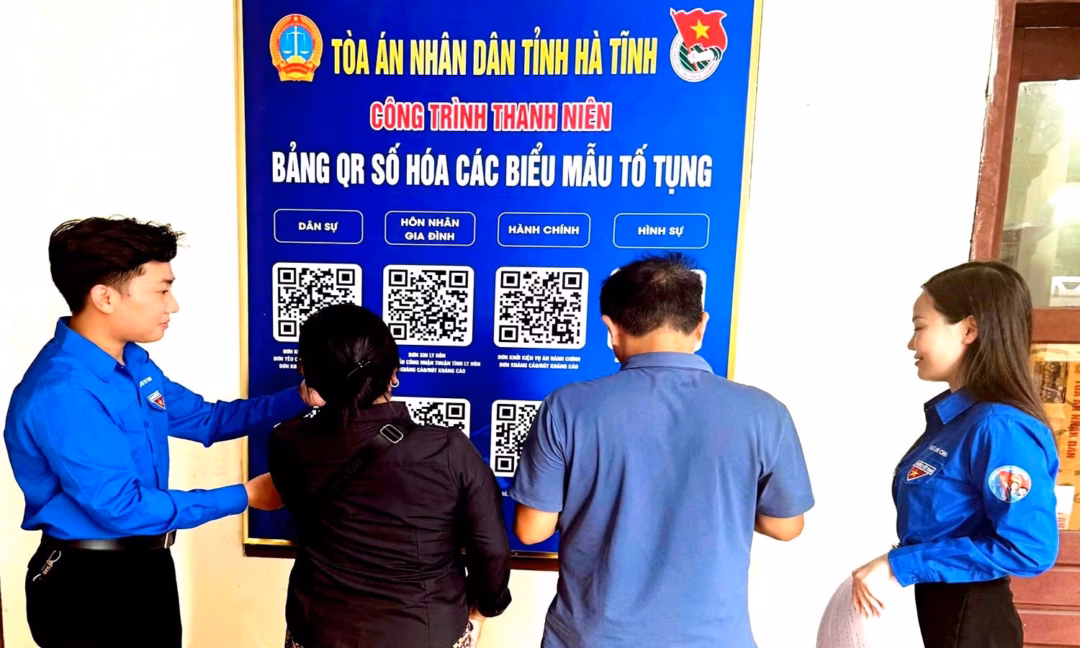 Hà Tĩnh: Tòa án tỉnh chuyển đổi số, xây dựng Tòa án điện tử hiện đại Người dân nhanh chóng tiếp cận các biểu mẫu tố tụng mà không mất thời gian đề nghị cung cấp, hướng dẫn khi đến làm việc tại Tòa án.