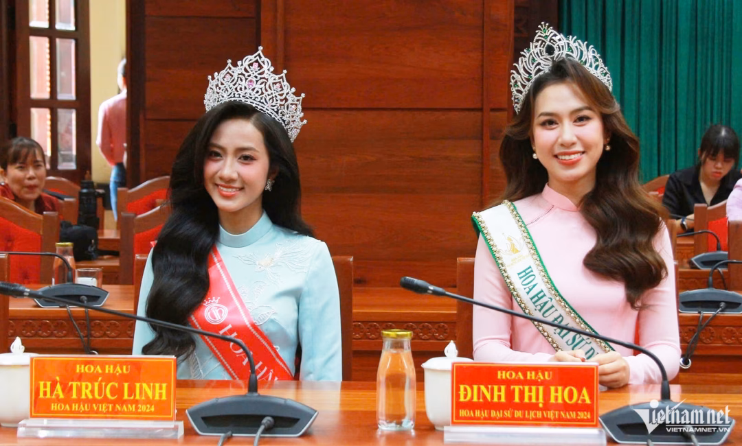 Hai hoa hậu Đắk Lắk xúc động khi trở về quê hương Hoa hậu Đinh Thị Hoa mong rằng mỗi bạn trẻ Đắk Lắk sẽ là một đại sứ du lịch.