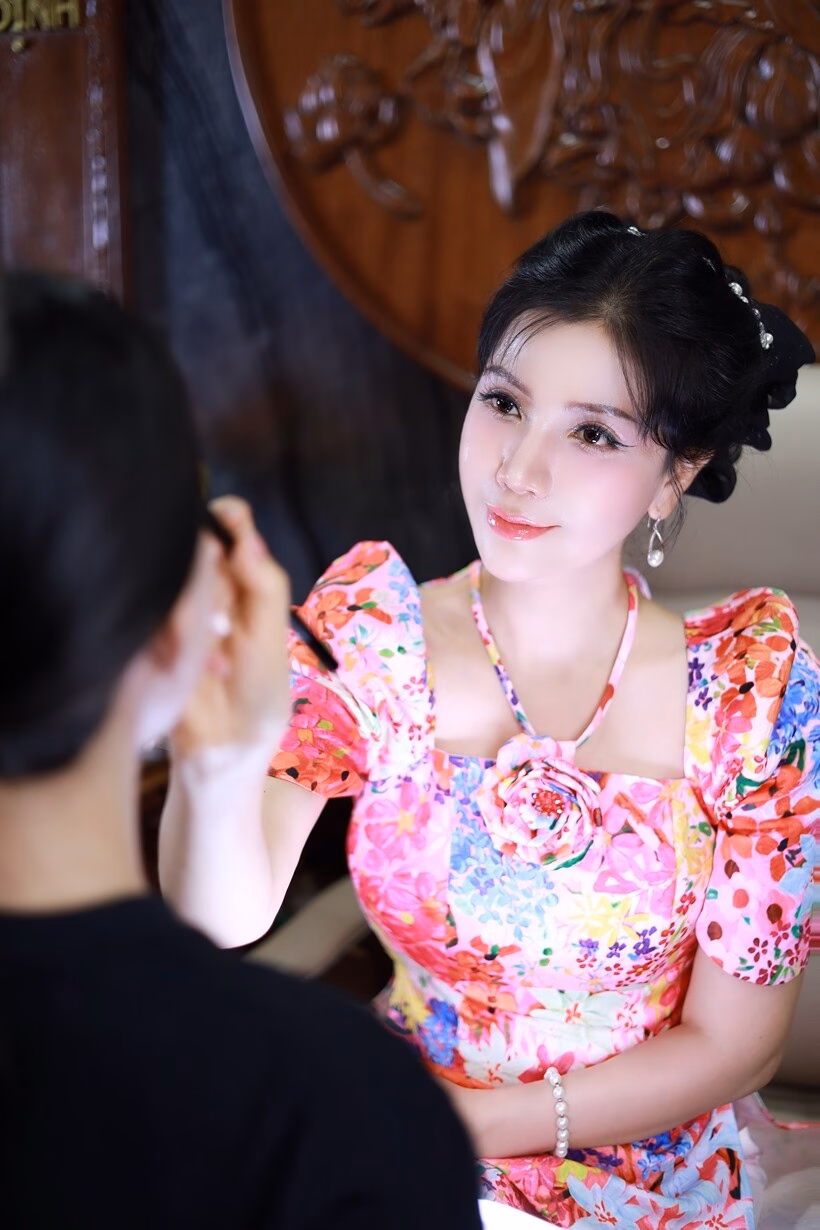 Hoa hậu Doanh nhân Nguyễn Nhung: Đam mê xây dựng thương hiệu và nghệ thuật phong thủy Trong nghệ thuật điêu khắc chân mày phong thủy, chuyên gia sẽ thiết kế dáng mày dựa trên cung mệnh.