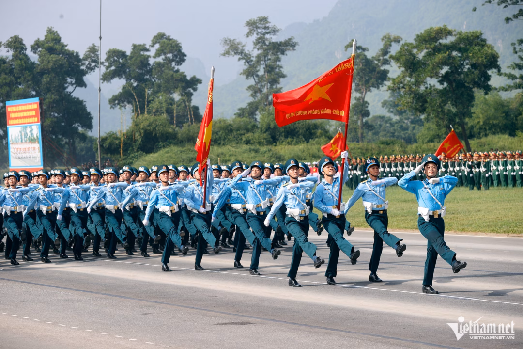 Hơn 15.600 người tập diễu binh, diễu hành kỷ niệm 80 năm Cách mạng tháng 8 và Quốc khánh 2/9 Khối sĩ quan Phòng không - Không quân trong trang phục xanh da trời đặc trưng