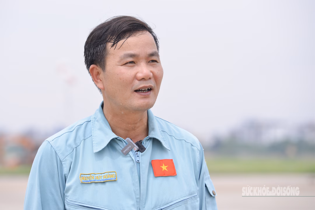 Không quân Việt Nam tái hiện đội hình máy bay vận tải trên bầu trời Thủ đô Thượng tá Nguyễn Huy Hoàng: "Với tôi, được trực tiếp tham gia nhiệm vụ đặc biệt này là một vinh dự lớn. Là một người lính, một phi công quân sự, tôi cảm thấy rất tự hào khi được góp sức phục vụ đất nước, phục vụ nhân dân trong một sự kiện mang ý nghĩa to lớn như lễ kỷ niệm A80".