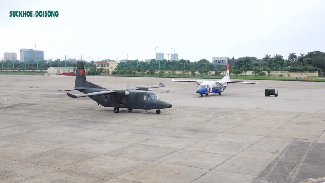 Không quân Việt Nam tái hiện đội hình máy bay vận tải trên bầu trời Thủ đô Trước giờ cất cánh, toàn bộ phi công, kỹ sư và kỹ thuật viên kiểm tra kỹ lưỡng từng bộ phận máy bay.