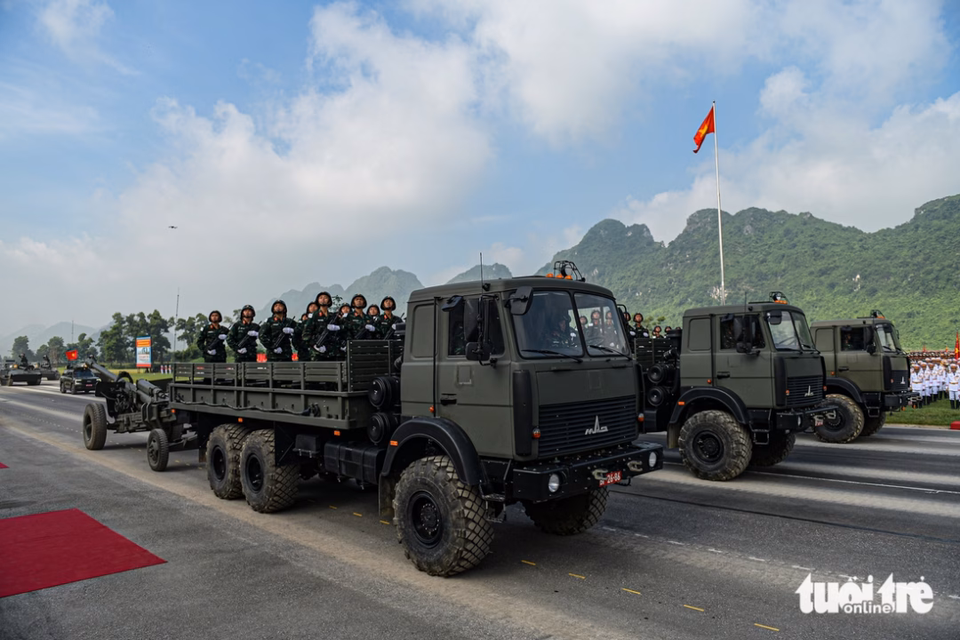 Lần đầu tiên hé lộ dàn khí tài hiện đại trong lễ kỷ niệm Quốc khánh 80 năm Xe chở lực lượng pháo binh - Ảnh: NAM TRẦN