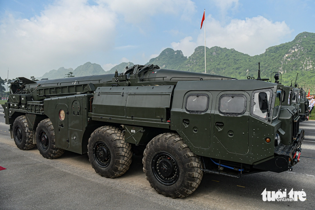 Lần đầu tiên hé lộ dàn khí tài hiện đại trong lễ kỷ niệm Quốc khánh 80 năm Tổ hợp tên lửa đạn đạo Scud-B với tên lửa đối đất R-17E - Ảnh: NAM TRẦN