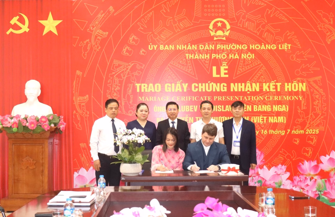 Lần đầu tiên ở Hà Nội: Cặp đôi Việt – Nga được trao giấy chứng nhận kết hôn tại nhà Vợ chồng chị Nguyễn Thị Phương Anh và anh Golubev Vladislav trân trọng sự hỗ trợ tận tình, chu đáo của chính quyền phường Hoàng Liệt. Ảnh: Hiền Thu