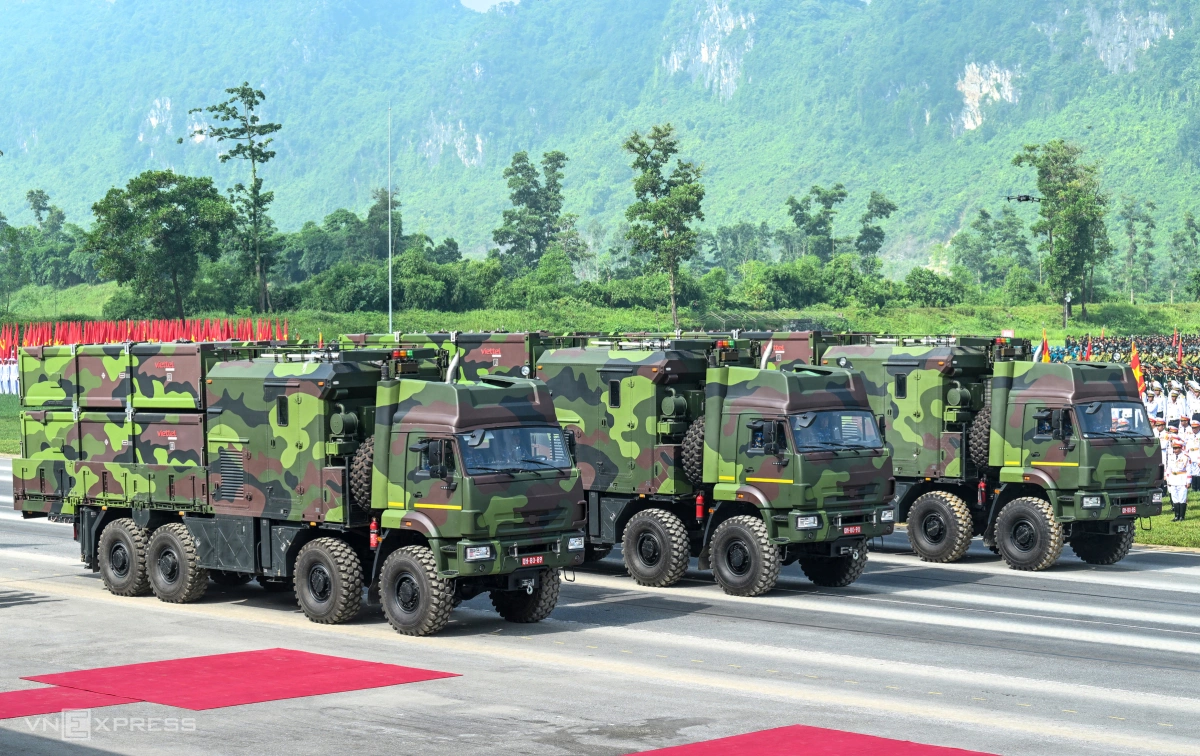 Lần đầu tiên xe tăng, xe pháo xuất hiện trong tổng hợp luyện diễu binh Các loại vũ khí của Hải quân trở thành trong những thành phần nòng cốt của hệ thống phòng thủ bờ biển, bảo vệ các trung tâm kinh tế, căn cứ Hải quân, tuyến giao thông trên biển...