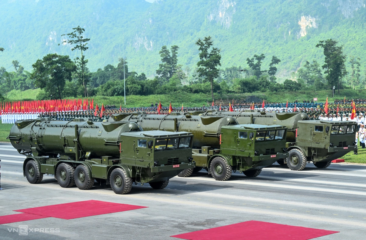 Lần đầu tiên xe tăng, xe pháo xuất hiện trong tổng hợp luyện diễu binh Khối Xe tên lửa bờ của Hải quân nhân dân Việt Nam mang theo tên lửa có tầm bắn xa, hiệu quả chiến đấu cao.