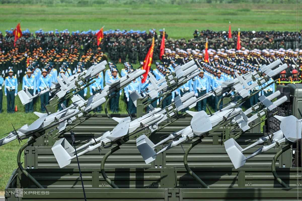 Lần đầu tiên xe tăng, xe pháo xuất hiện trong tổng hợp luyện diễu binh Xe chở UAV cảm tử do Tổng cục Công nghiệp Quốc phòng sản xuất - được sử dụng trong cả nhiệm vụ quân sự và cứu hộ cứu nạn.