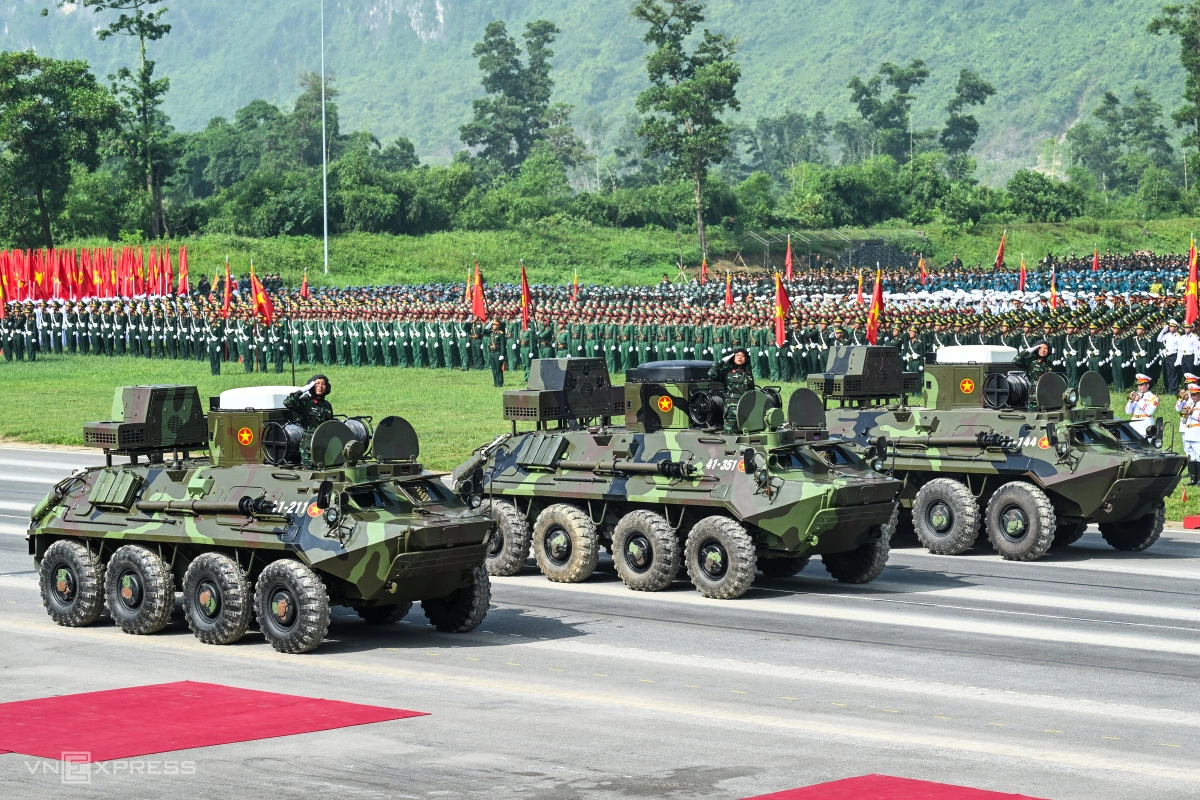 Lần đầu tiên xe tăng, xe pháo xuất hiện trong tổng hợp luyện diễu binh Tham gia tổng duyệt còn có nhiều loại xe thiết giáp do Việt Nam tự sản xuất, đang được nghiệm thu và đưa vào huấn luyện tại các đơn vị.