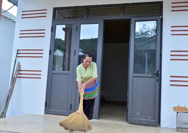 Chị Bầu quét dọn chuẩn bị vào nhà mới