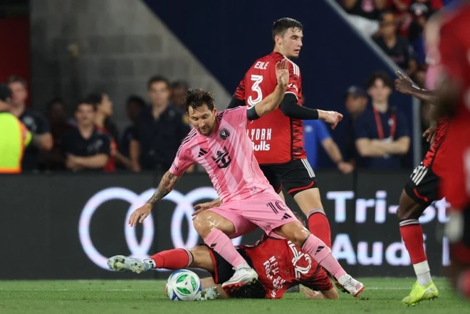 Màn trình diễn siêu hạng của Messi  Sáng 20/7, Messi ghi 2 bàn, kiến tạo 1 lần giúp Inter Miami nhấn chìm New York Red Bulls 5-1 tại MLS. 