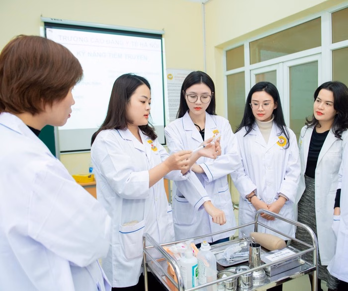 Mở rộng quyền tự chủ cho các trường nghề Sinh viên Trường Cao đẳng Y tế Hà Nội trong một buổi học thực hành. Ảnh: NTCC.