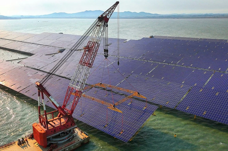 Hàng loạt tấm pin năng lượng mặt trời đang được lắp đặt tại một dự án quang điện ở thành phố Thanh Đảo, tỉnh Sơn Đông, miền đông Trung Quốc. Ảnh chụp hôm 30-5-2025. (AFP)