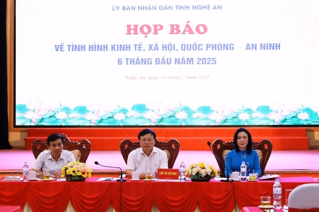 Nghệ An kỳ vọng tăng trưởng kinh tế sau khi giải quyết vướng mắc đầu tư công Đầu tư công được xem là một trong những động lực chính, thúc đẩy sự phát triển kinh tế - xã hội toàn tỉnh Nghệ An.