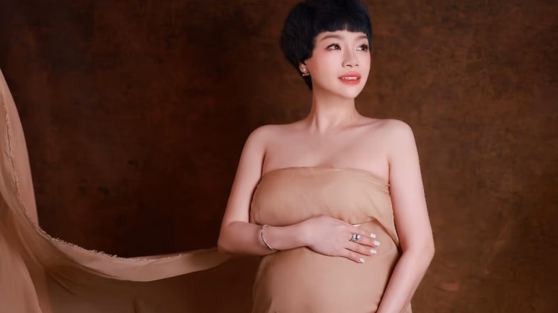 Ngọc Khuê: Sinh con thứ hai nhiều rủi ro, được bác sĩ cứu
Ca sĩ Ngọc Khuê kể về hành trình làm mẹ đầy rủi ro ở tuổi U50, tiết lộ lí do gọi tên con là “Khủng Long”