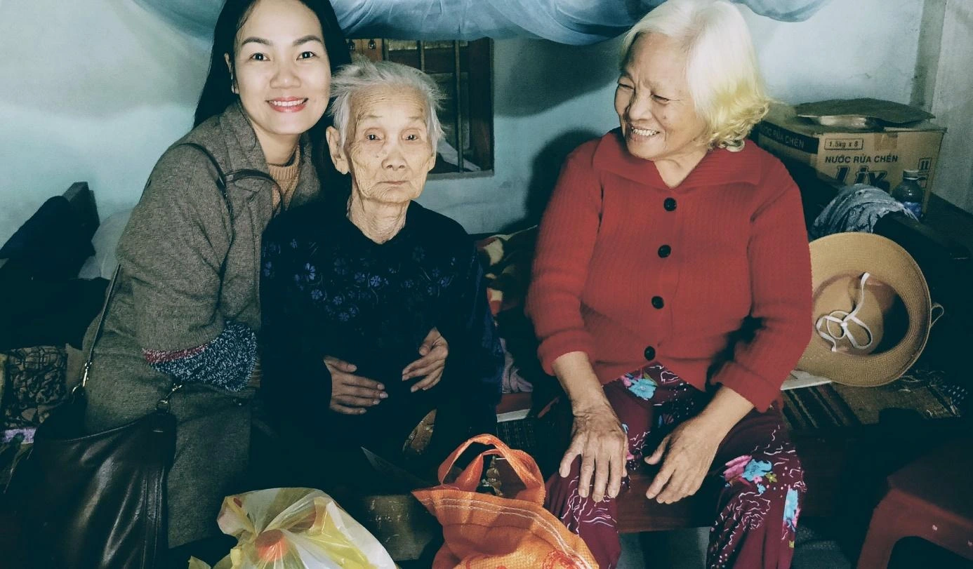 Người phụ nữ Quảng Nam lan tỏa tình yêu thương Chị Tuyết (bìa trái) hỗ trợ cho hoàn cảnh khó khăn