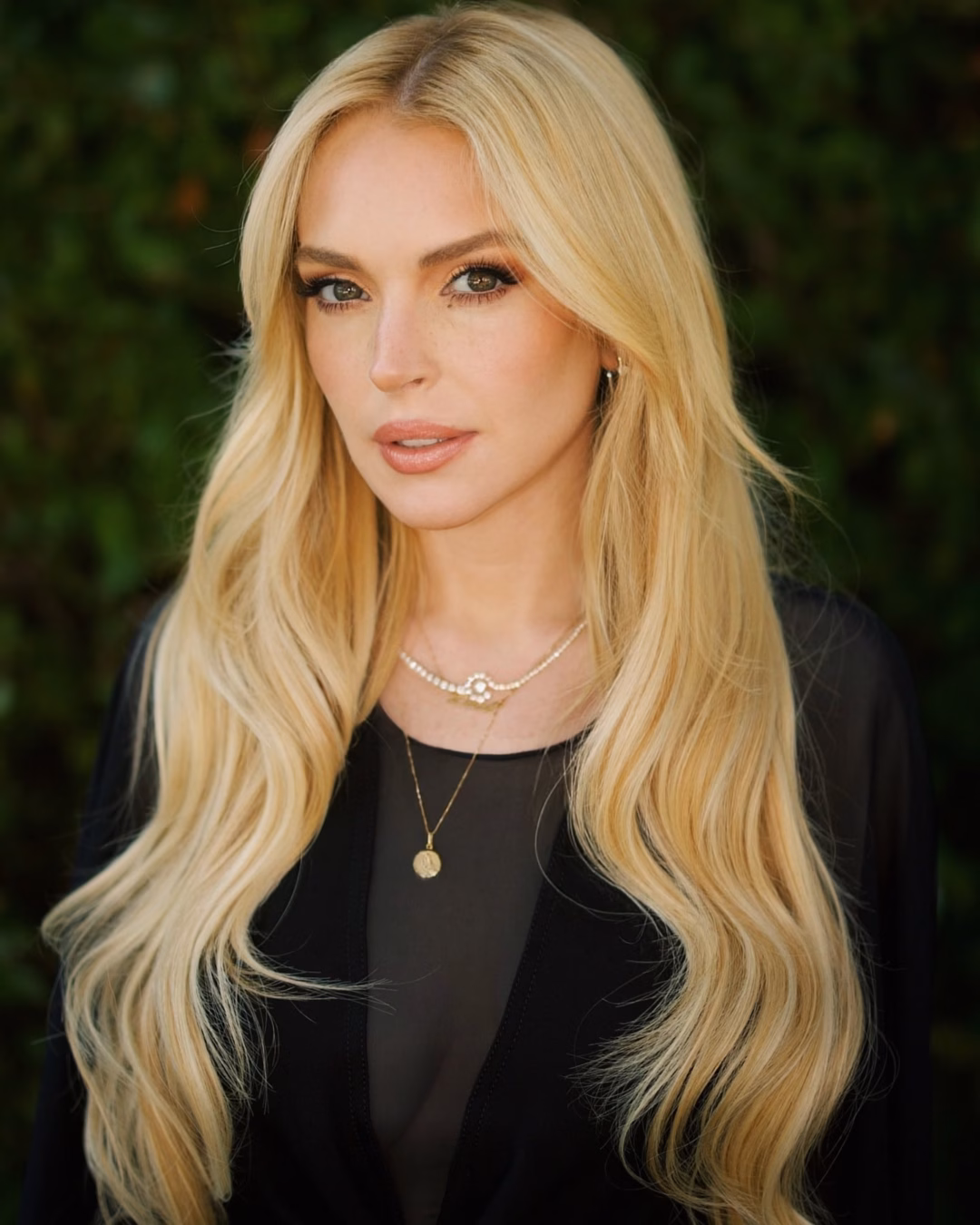 Nữ diễn viên Lindsay Lohan xuất hiện với visual bất ngờ sau nhiều năm ‘tái tạo’ nhan sắc Soi cận cảnh gương mặt nữ diễn viên, công chúng mới sốc. Ở độ tuổi 40, cô còn xinh đẹp hơn độ tuổi 20 chìm trong nghiện ngập rượu chè