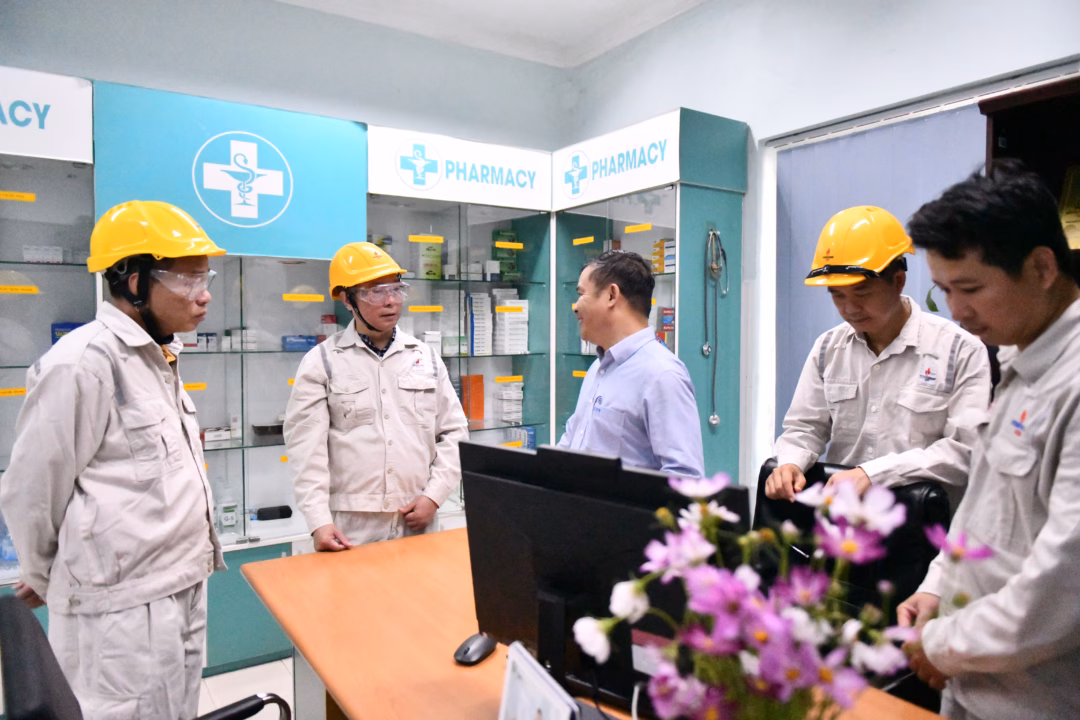 Petrovietnam nhấn mạnh an toàn sức khỏe môi trường tại Lọc hóa dầu Bình Sơn Đoàn công tác Petrovietnam kiểm tra thiết bị, dụng cụ y tế tại Trạm Y tế BSR