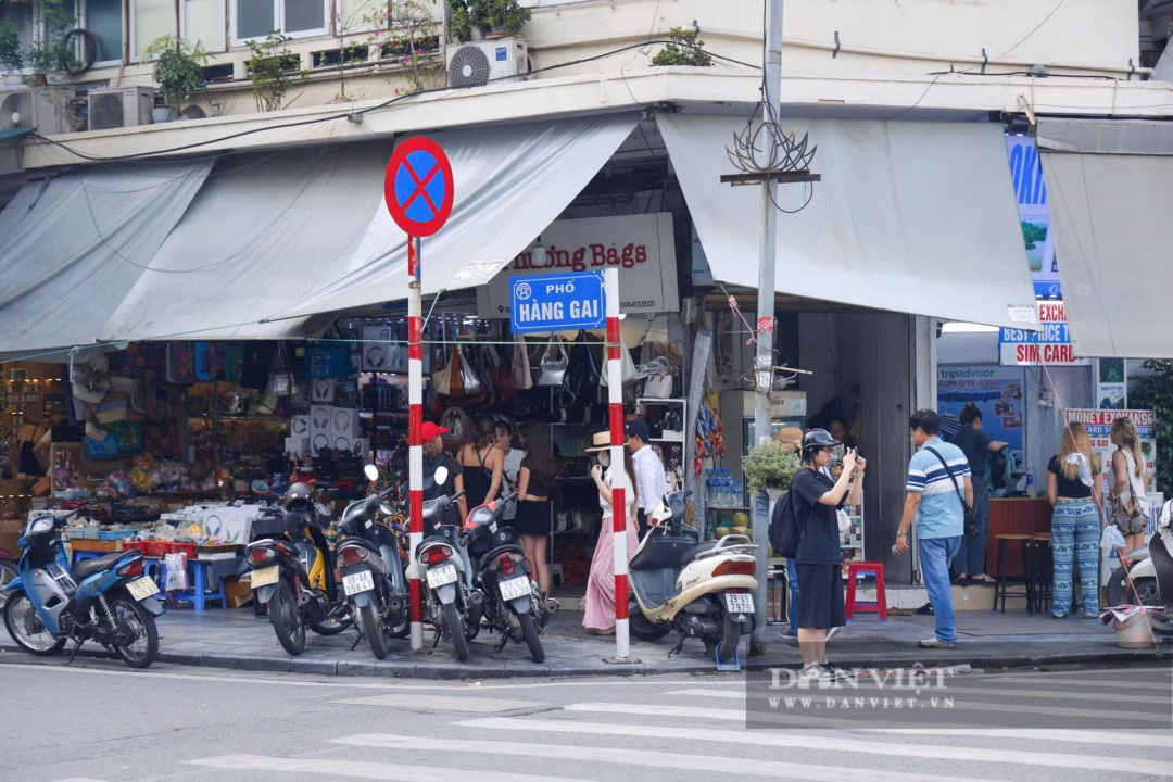 Phố cổ Hà Nội nhộn nhịp trở lại khi loạt cửa hàng thời trang mở cửa Hình ảnh phố Hàng Gai bắt đầu tấp nập cảnh mua sắm.